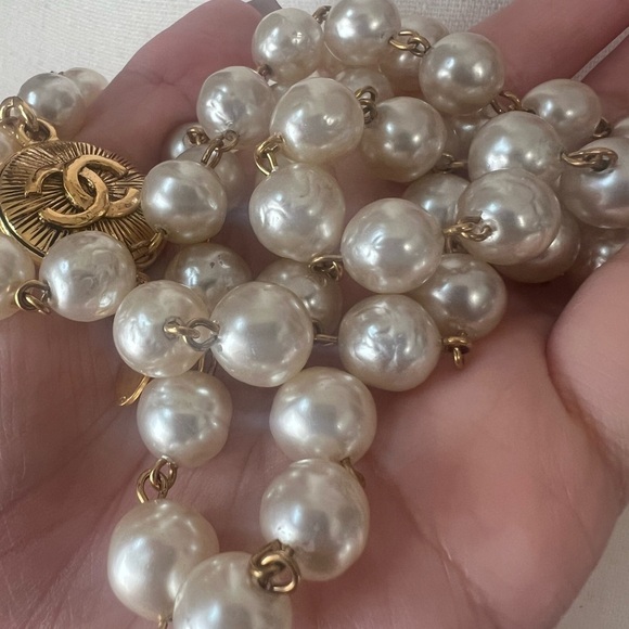 CHANEL Vintage Gold CC Medallion Coin Faux Pearl Necklace - Picture 3 of 11